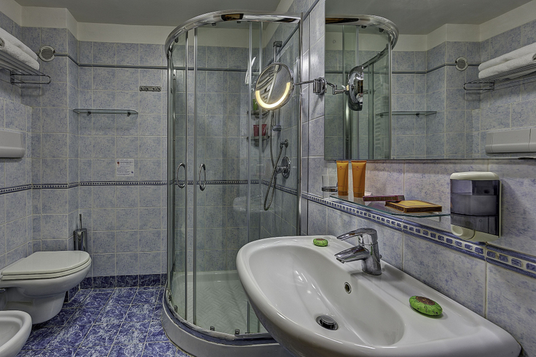 Bathroom 4, Hotel Ariston and Palazzo Santa Caterina, Messina