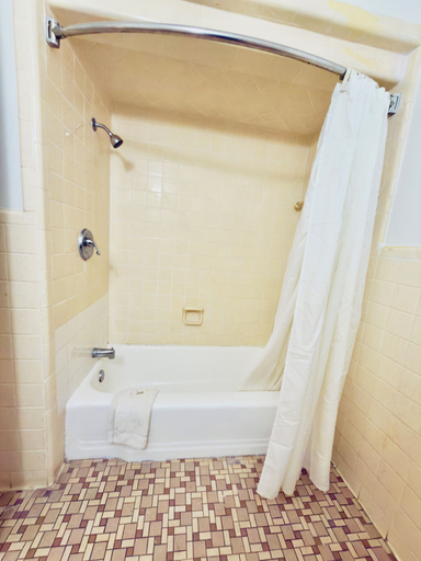 Bathroom 4, Motel 6 Williamston, NC – Highway 17, Martin