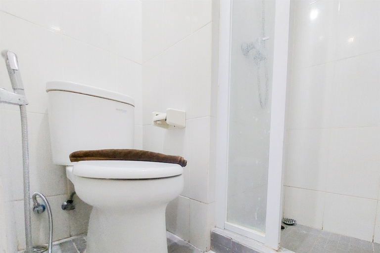Bathroom 3, Good And Warm Studio At 19 Avenue Apartment, Tangerang