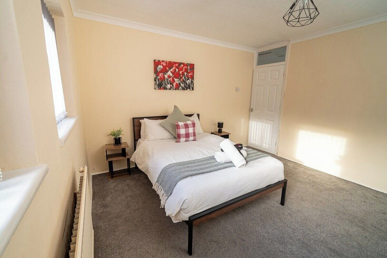 Room 5, Comfortable 4-bed Home With Free Parking, Swansea