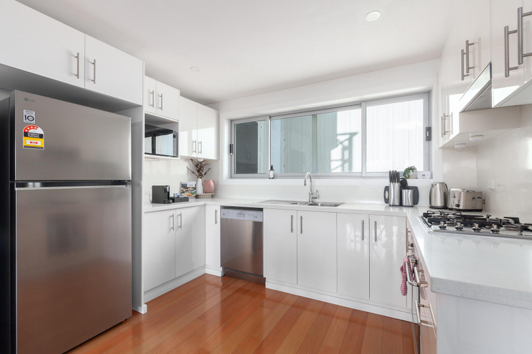 Kitchen, Bright 2-Bed Apartment with Balcony & Garage, Sydney