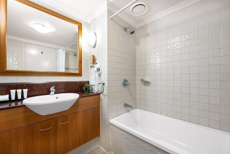 Bathroom 4, Cosmo Apartment Hotel, Milton