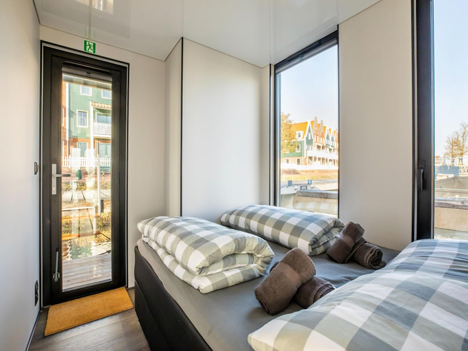 Room 5, Beautiful Houseboat With Shared Pool, Edam-Volendam