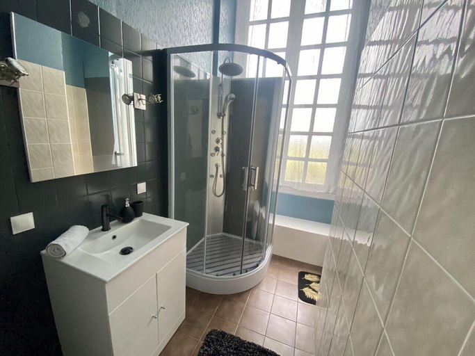 Bathroom 3, Château des Marais, Loire-Atlantique