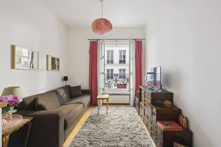 Living area 4, Charming Studio-montmartre-bail Mobility, Paris