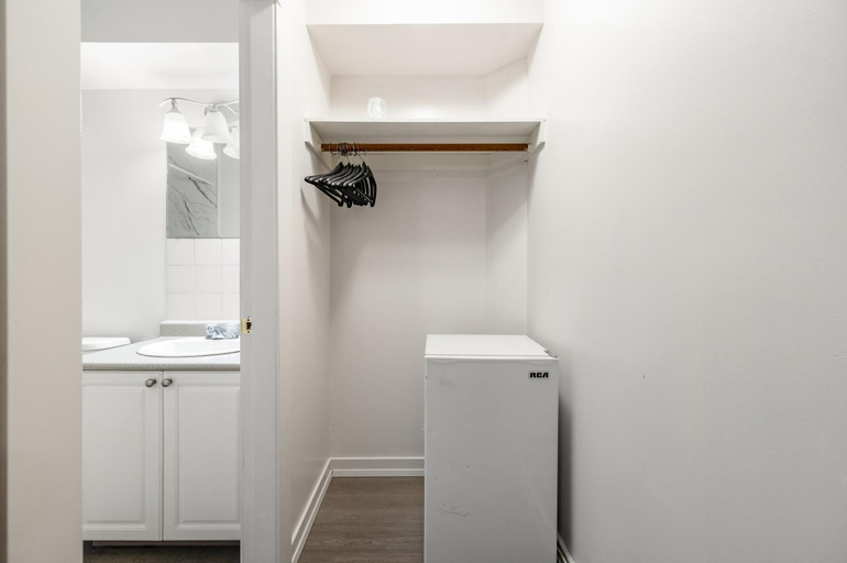 Bathroom 2, Grandview Inn, Greater Vancouver