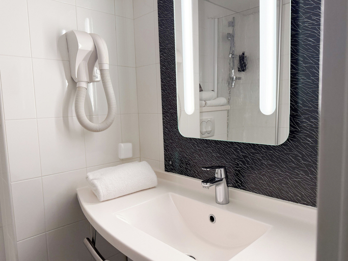 Bathroom 3, ibis Nimes Ouest, Gard