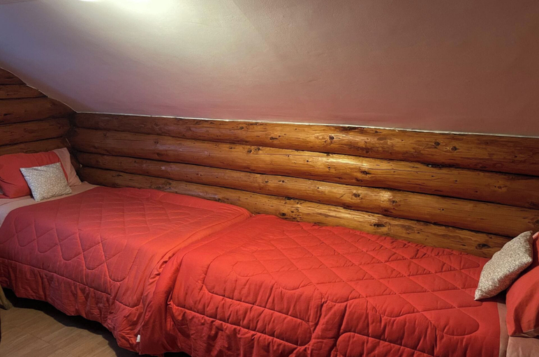 Room 3, Stunning 4-bed Chalet in Bran With Superb Panorama, Bran