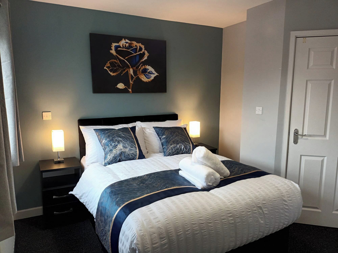Room 2, 2 Bed House - Sleeps 6 - Parking - Wifi, Sandwell
