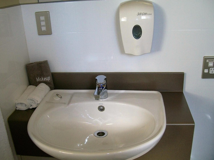 Bathroom 3, Sierra Motel and Apartments, Waitaki
