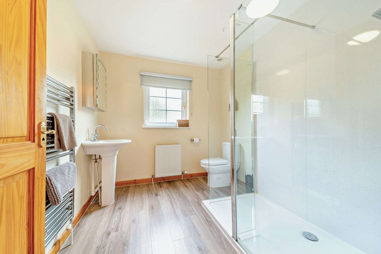 Bathroom 3, La Fortuna Lodges, Stirling