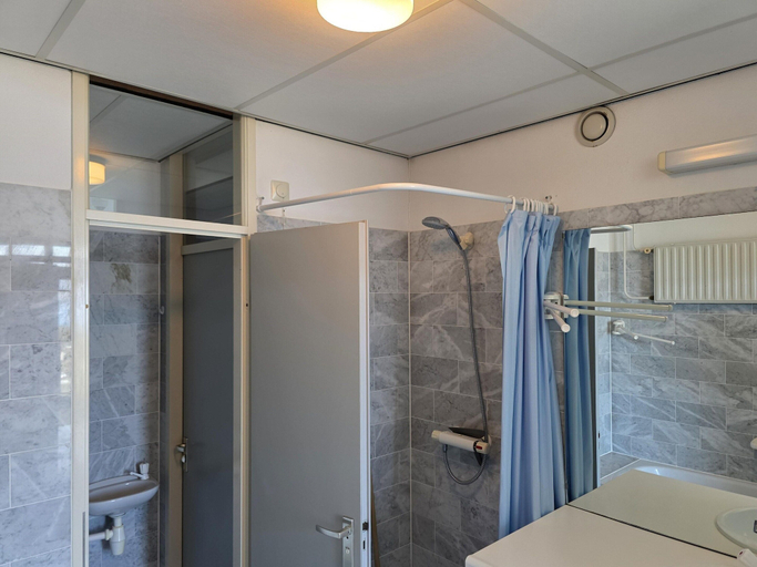 Bathroom 5, 2 person apartment with sea view, Texel