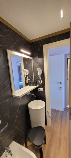 Bathroom 2, Th Luxury Central, Catania
