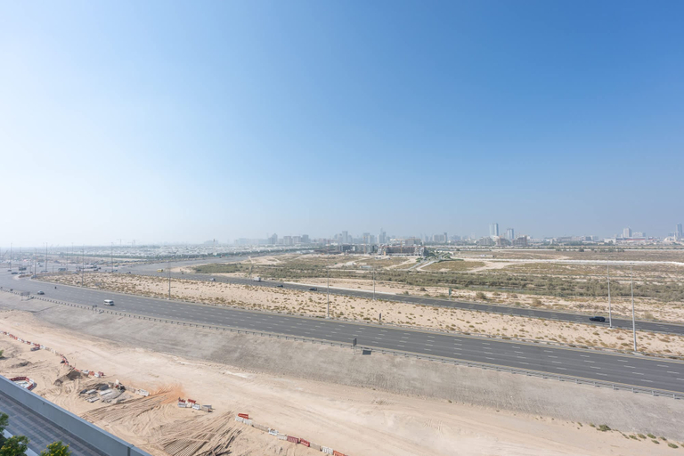 Room 5, Spacious Studio in Carson C - Damac Hills, Dubai