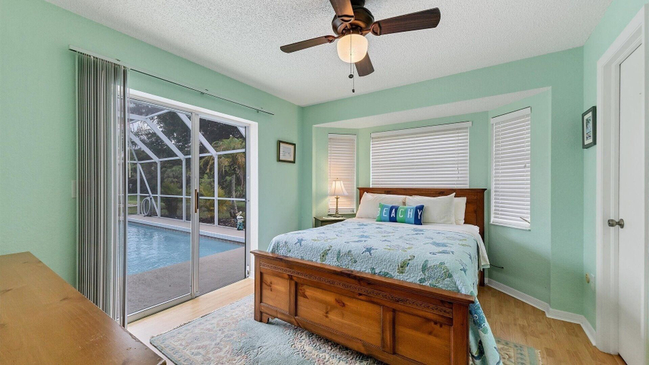 Room 3, Quiet Deep Creek 3 Bedroom Private Pool Home 3 Home, Charlotte