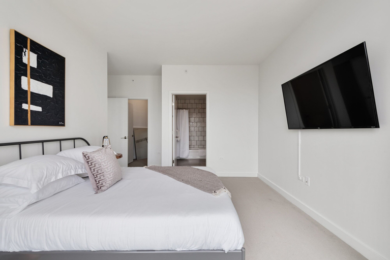 Room 4, Mag Mile Retreat Stunning Views High-end 2BR, Cook