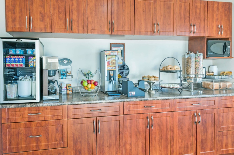 Food & Drinks 5, Super 8 by Wyndham 100 Mile House, Cariboo