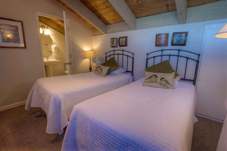 Room 4, Sky Lake Splendor 5 Bedroom Condo by RedAwning, El Dorado