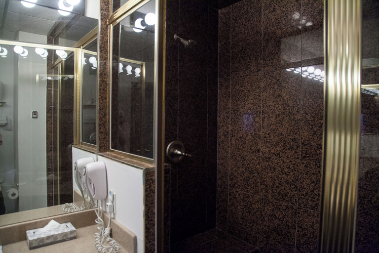 Bathroom 5, Medicine Hat Lodge, Division No. 1