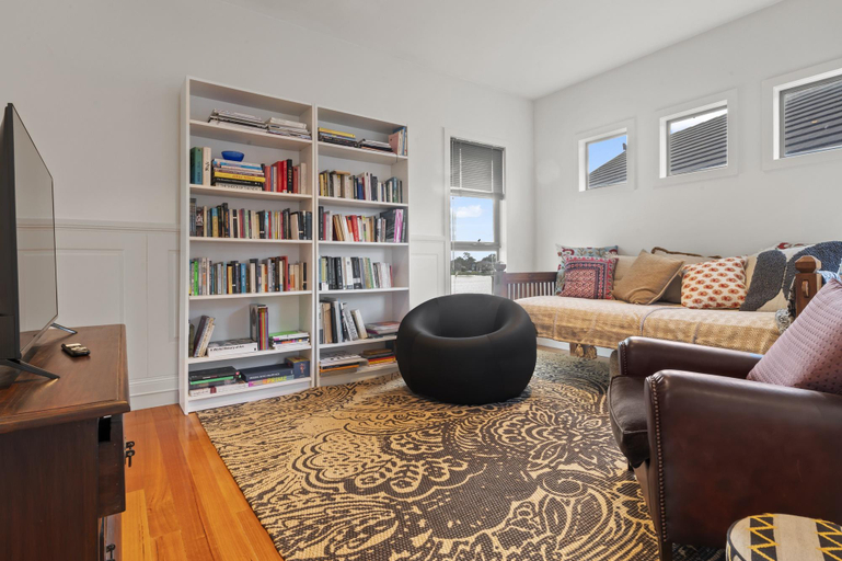 Others 5, Lakeside 3-Bed Family Home with Amazing Views, Melbourne