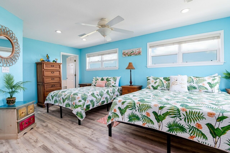Room 2, Selah 3 Bedroom Home by RedAwning, Galveston