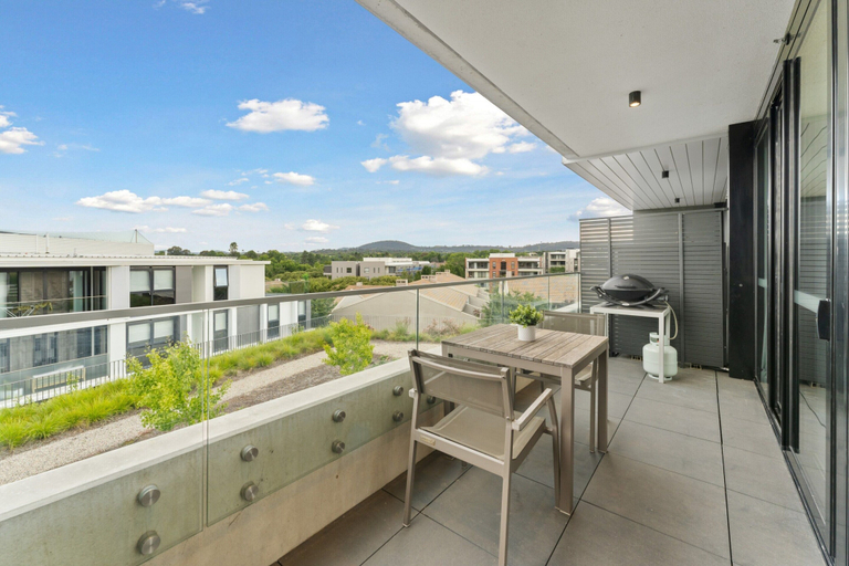 Outdoor dining 3, Perfect Location 1-bed With Balcony, BBQ & Parking, Canberra