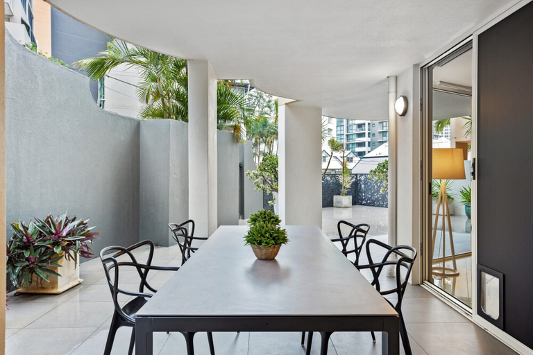 Dining 5, Comfy 2-bed With Pool and Secure Parking, Spring Hill