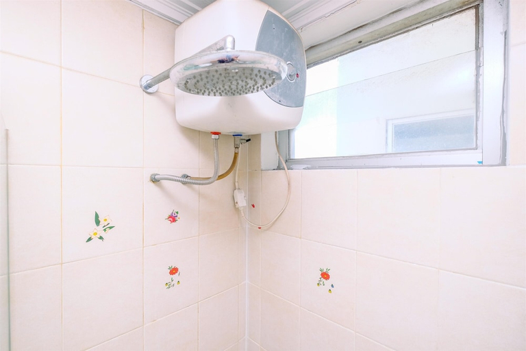 Bathroom 3, Cozy And Nice 2Br Apartment At Maple Park Sunter, Jakarta Utara