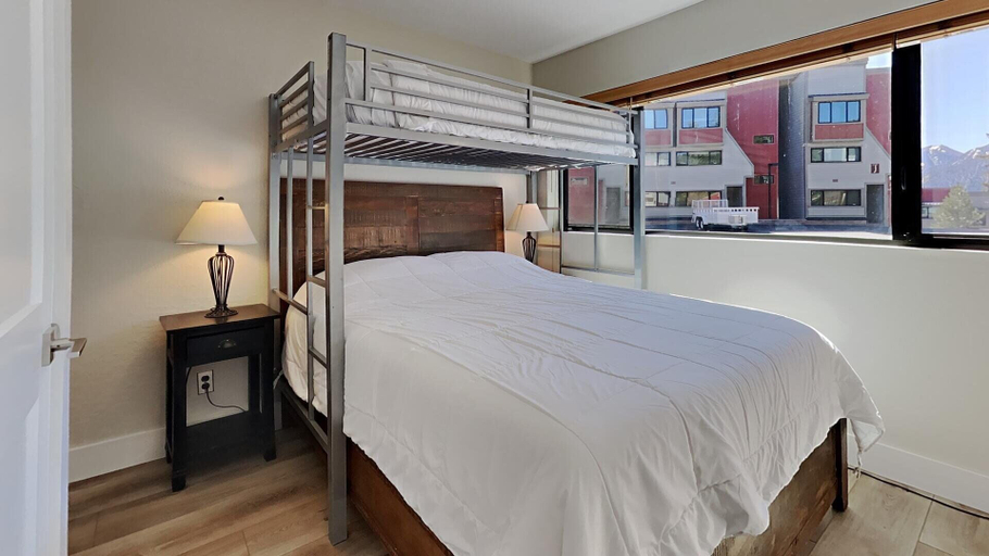 Room 5, Slopeside Condo with Tree View, Mono