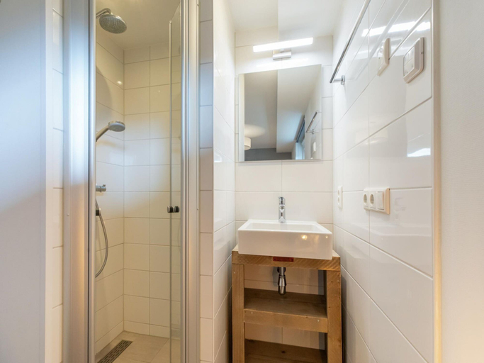 Bathroom 5, Enjoy luxury and comfort in holiday villa Kavel 10, Schouwen-Duiveland