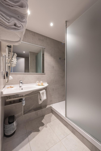 Bathroom 4, Hôtel Mercure Annecy Sud, Haute-Savoie