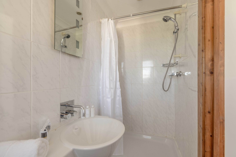 Room 3, Host Stay Meadow Way, Windsor and Maidenhead