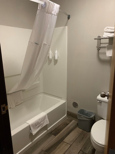 Bathroom 5, Days Inn by Wyndham Sturgis, Meade