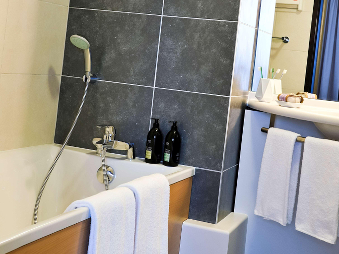 Bathroom 5, Aparthotel Adagio Nantes Centre, Loire-Atlantique