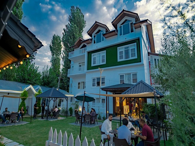 Exterior & Views