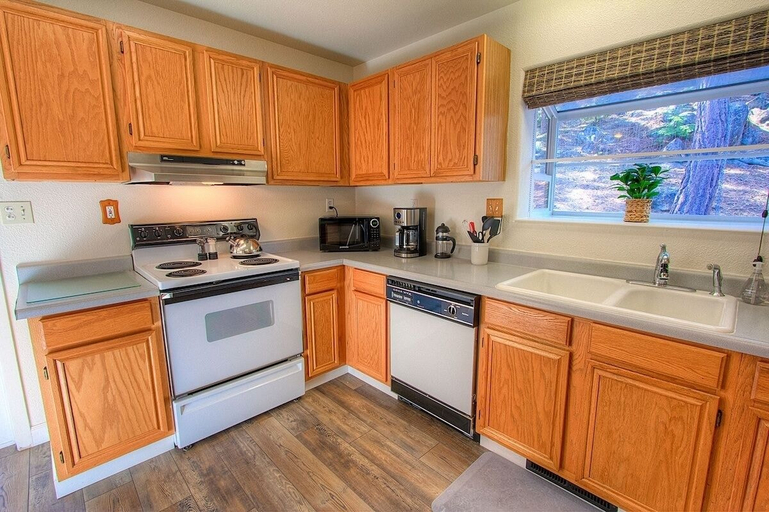 Private kitchen 5, Nvh0823 - Sadies Hustle 3 Bedroom Home, Douglas