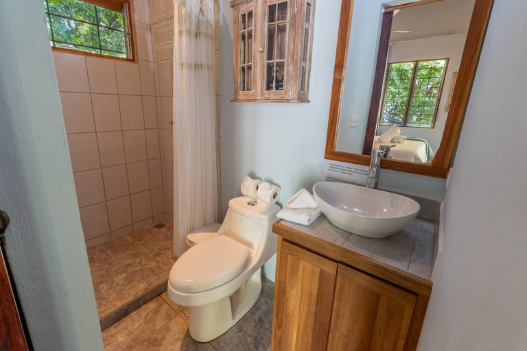 Room 5, Casa Bonita - 5BR With Pool Walk to Beach, Nicoya