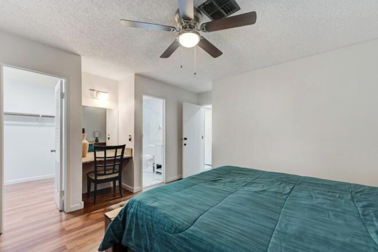 Room 4, Strip-Side Villa, 6 Beds, Pool, Mini Golf, Karaoke, Clark