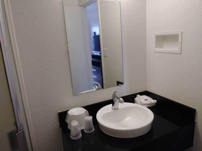 Bathroom 4, Motel6 Goodland, KS, Sherman
