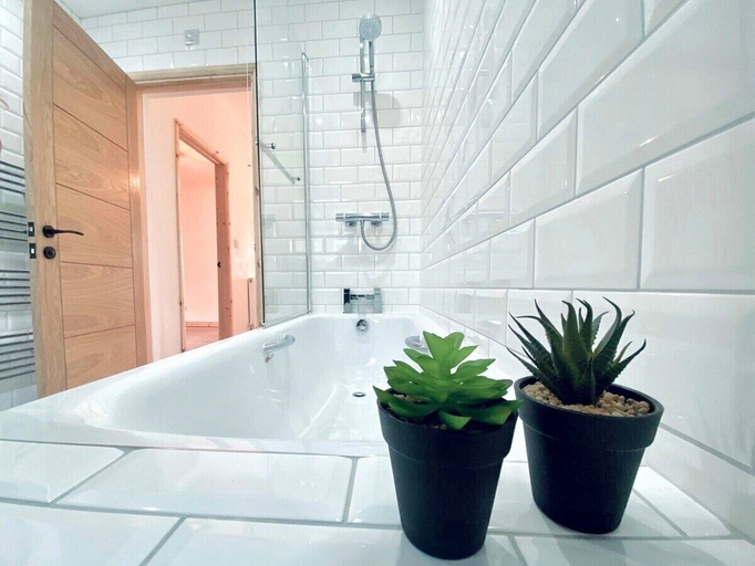 Bathroom 4, Spacious & Comfortable 2-bedroom Home, Swansea