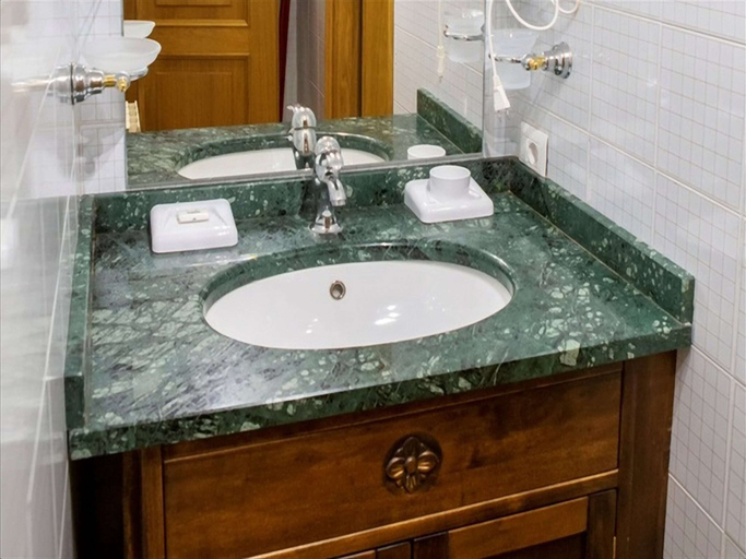 Bathroom 5, Near the Ski Lifts, Aosta