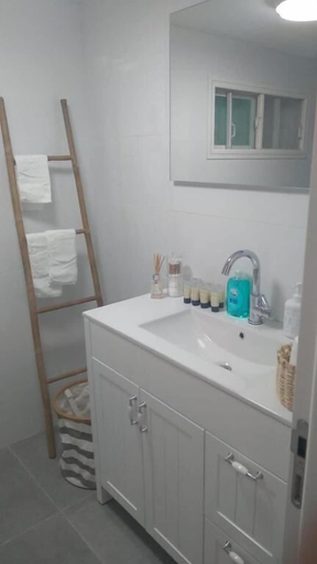 Bathroom 4, Hadas Garden Apartment