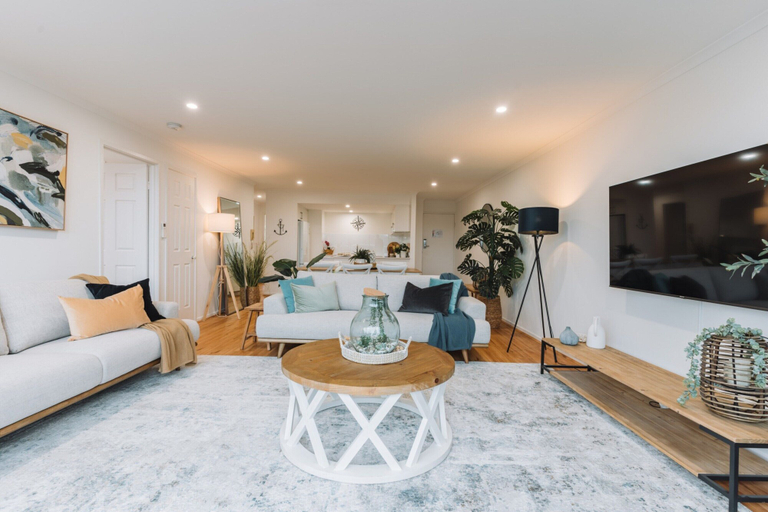 Living room 3, Lakeside 3-bed Apartment With Jacuzzi, Canberra
