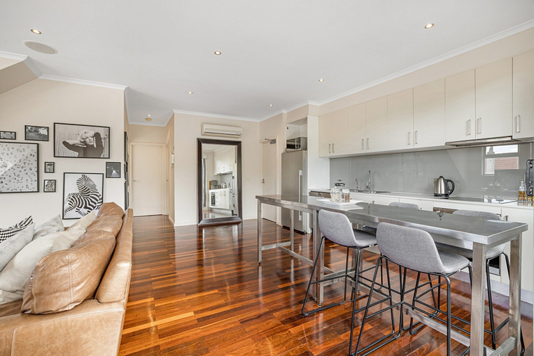 Private kitchen, Stunning 2-bed Unit With BBQ Patio Near Dining, Melbourne