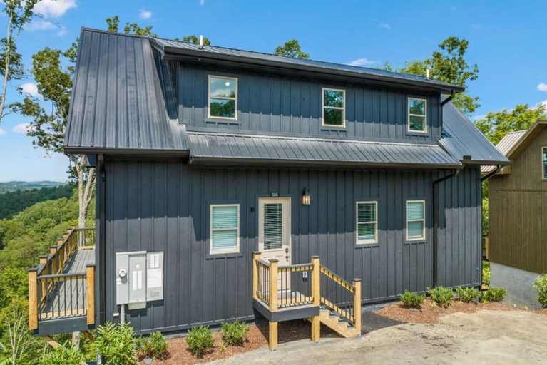 Room 3, Luxury Cabin Lake Views EV Charger Game Room, Jefferson