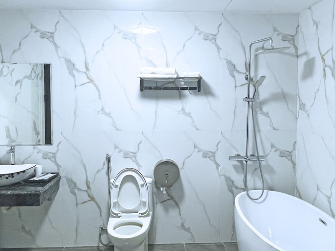 Bathroom, Queen Hotel - Mo Lao, Hà Đông
