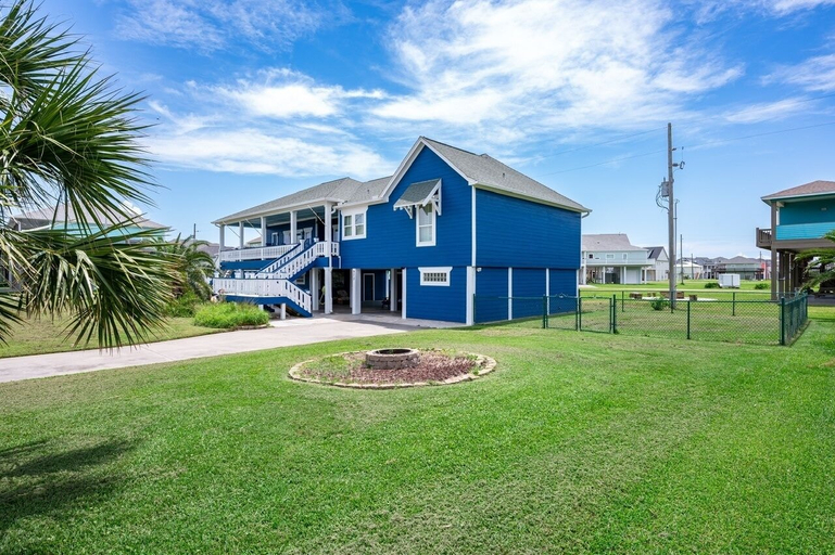 Exterior 5, Yoho Hideout 4 Bedroom Home by RedAwning, Galveston