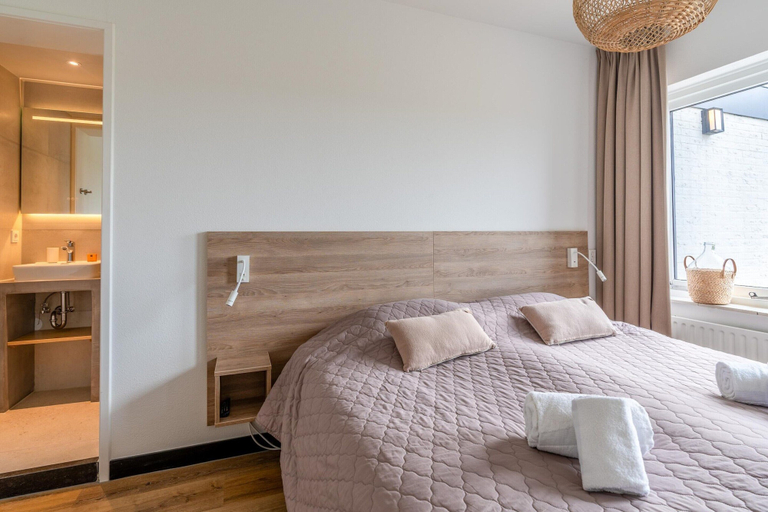 Room 4, Luxury 10-person Family Villa, Texel