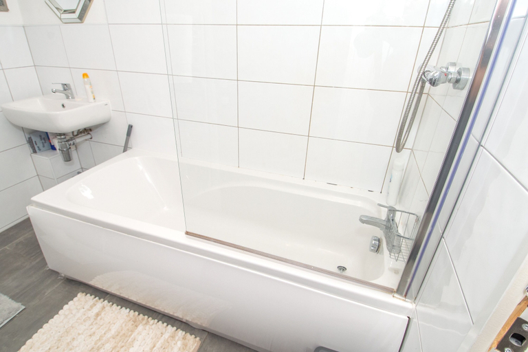 Bathroom 4, New Apartment - Sleeps 4 - Parking - City Centre, Bradford