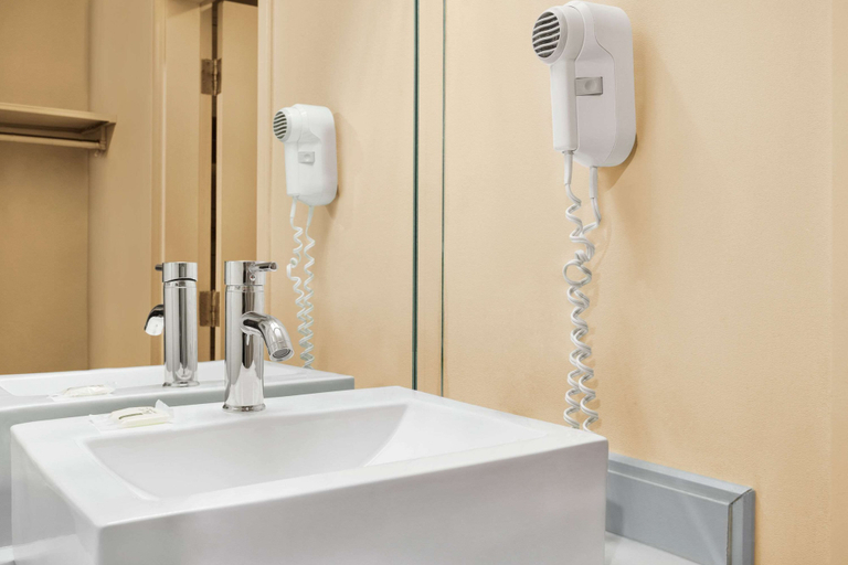 Bathroom 3, Days Inn by Wyndham Blainville Conference Centre, Thérèse-De Blainville